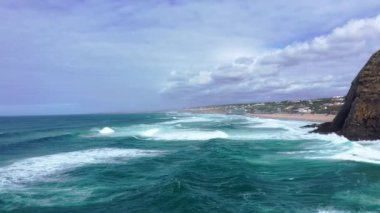 Portekiz kıyı şeridindeki Atlantik Okyanusu 'nun inanılmaz mavi suları. Hava aracı görüntüleri.