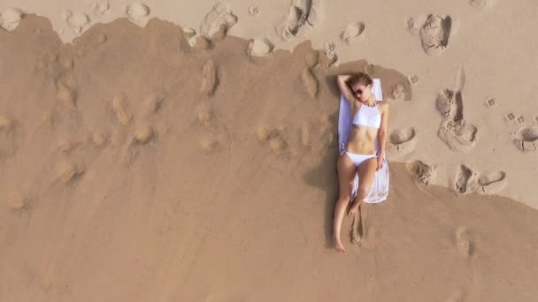 一个性感的女人在天堂的海滩享受她的暑假 空中无人机镜头 — 图库视频影像