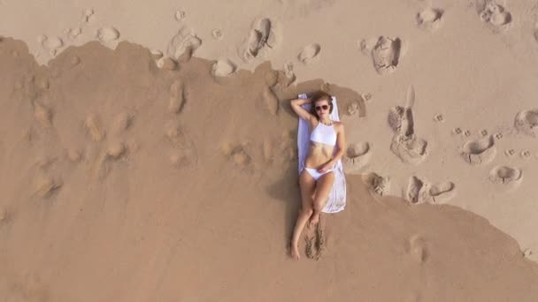 Όμορφη Γυναίκα Χαλαρώνει Μια Αμμώδη Παραλία Στον Ωκεανό Εναέρια Drone — Αρχείο Βίντεο
