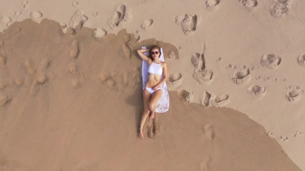 ビーチでの夏休みの美しい女性 航空機のドローン映像 — ストック動画