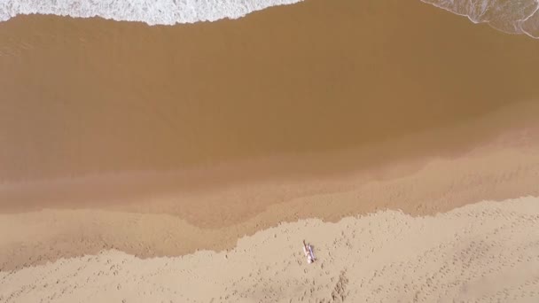 Słodkie Sexy Dziewczyna Leżące Piasek Plaży Antenowe Drone Materiał — Wideo stockowe