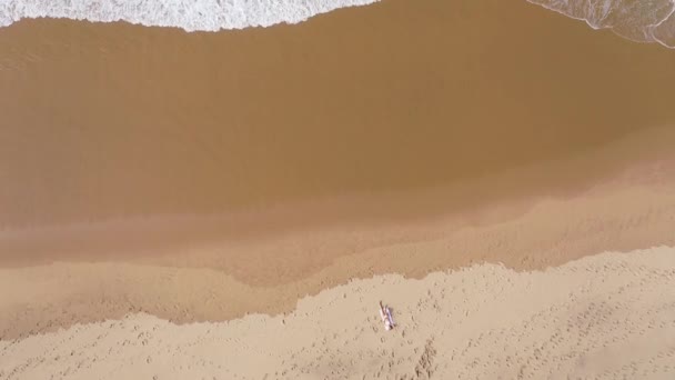 Menina Bonito Sexy Deitado Areia Praia Metragem Drone Aéreo — Vídeo de Stock