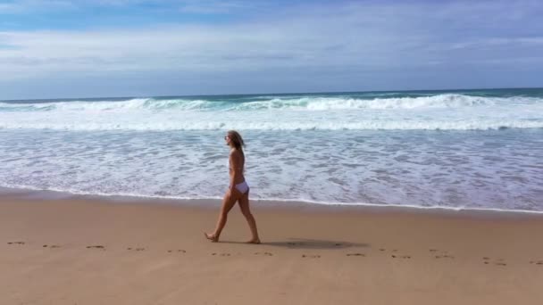 Ontspannende Wandeling Langs Het Strand Zomervakantie Luchtfoto Drone Beelden — Stockvideo