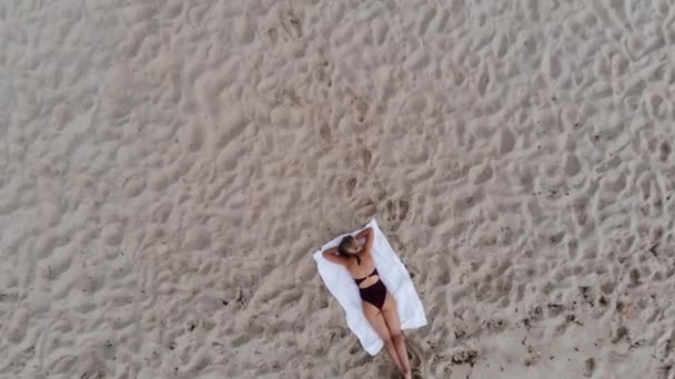 Gyönyörű lány egyedül a homokos tengerparton az óceán - légi drón felvételek