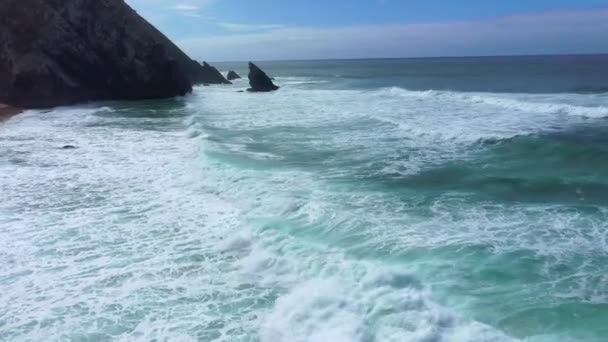 Verbazingwekkend Blauw Water Van Atlantische Oceaan Aan Portugese Kustlijn Luchtfoto — Stockvideo