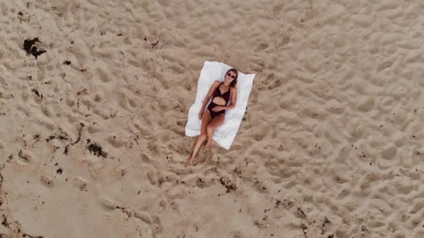 Όμορφη Κοπέλα Μόνη Της Μια Αμμώδη Παραλία Στον Ωκεανό Εναέρια — Αρχείο Βίντεο