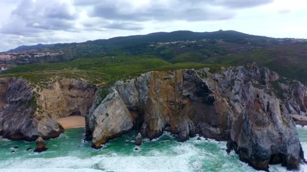 Niesamowite Skaliste Wybrzeże Portugalii Nad Oceanem Atlantyckim Zdjęcia Dronów Lotniczych — Wideo stockowe