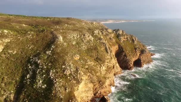 日没時にポルトガルのカボ ロカの岩のビーチ 航空機のドローン映像 — ストック動画
