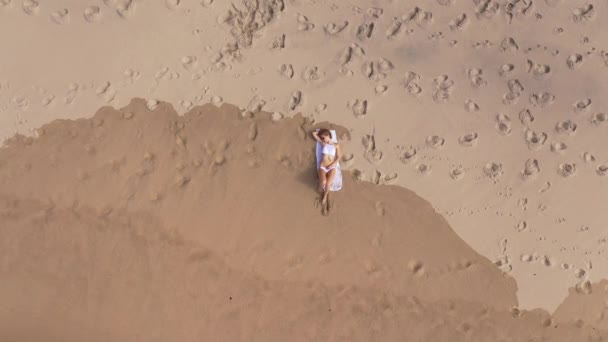 可爱而性感的女孩躺在沙滩上 空中无人机镜头 — 图库视频影像