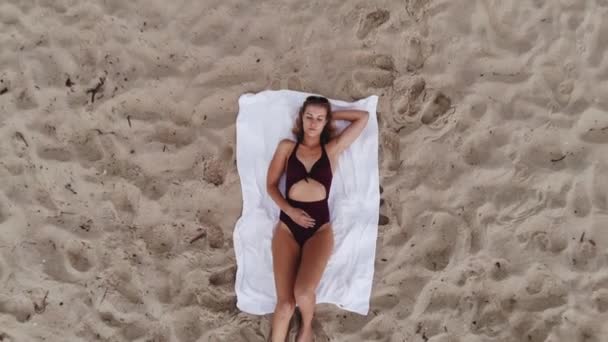 Chicas Atractivas Playa Vista Arriba Hacia Abajo Desde Dron Imágenes — Vídeos de Stock