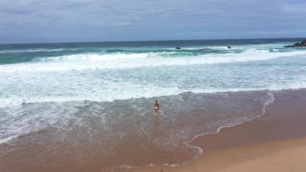 在大西洋的一个空旷的海滩上飞行 空中无人驾驶飞机镜头 — 图库视频影像