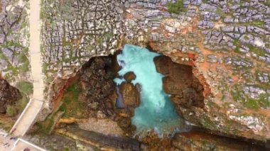 Portekiz 'deki Boca do Inferno' nun inanılmaz kıyı şeridi. Hava aracı görüntüleri.