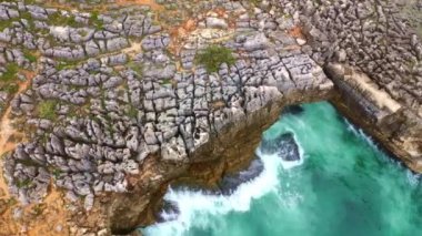 Portekiz 'in ünlü simgesi Boca do Inferno hava aracı görüntüleri.