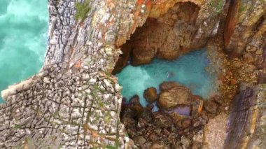 Portekiz 'deki Boca do Inferno' nun kayalık arazisi ve vahşi kıyıları - hava aracı görüntüleri