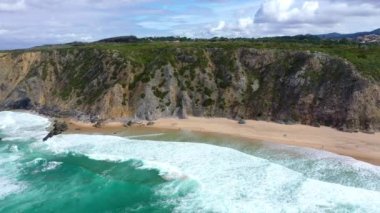 Portekiz kıyı şeridindeki Atlantik Okyanusu 'nun inanılmaz mavi suları. Hava aracı görüntüleri.
