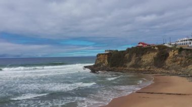Atlantik Okyanusu 'ndaki Portekiz' in güzel plajları. Hava aracı görüntüleri.
