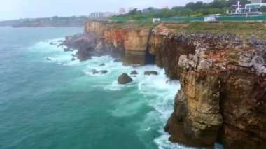 Portekiz 'deki Boca do Inferno' nun inanılmaz kıyı şeridi. Hava aracı görüntüleri.