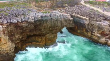 Portekiz 'deki Boca do Inferno kayalık sahillerindeki vahşi turkuaz okyanus suları - hava aracı görüntüleri