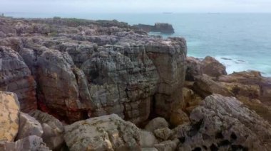 Portekiz 'deki Boca do Inferno' nun inanılmaz kıyı şeridi. Hava aracı görüntüleri.