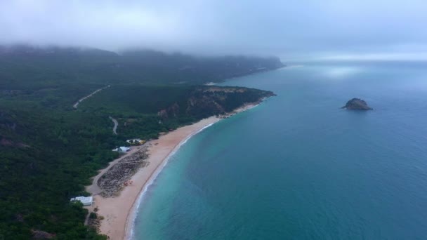 Vol au-dessus d'incroyables plages de sable fin à l'océan au paradis - images aériennes de drones 