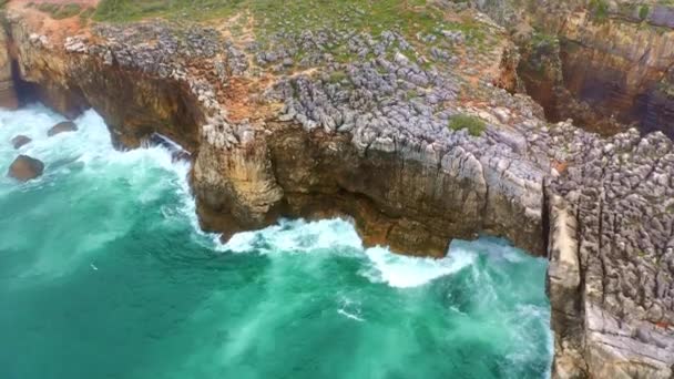 L'incroyable littoral de Boca do Inferno au Portugal - images aériennes de drones 