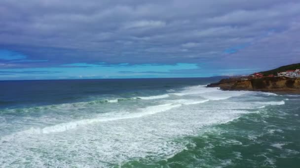 Portekiz Atlantik Kıyısındaki Vahşi Okyanus Suyu Insansız Hava Aracı Görüntüleri — Stok video