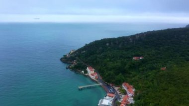 Cennetteki okyanusta inanılmaz kumlu plajların üzerinden uçmak - hava aracı görüntüsü