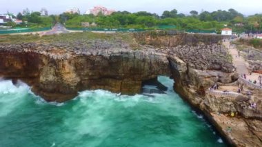 Portekiz 'deki Boca do Inferno' nun inanılmaz kıyı şeridi. Hava aracı görüntüleri.