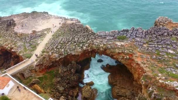 Skalisty Krajobraz Dzikie Wybrzeże Boca Inferno Portugalii Zdjęcia Dronów Lotniczych — Wideo stockowe