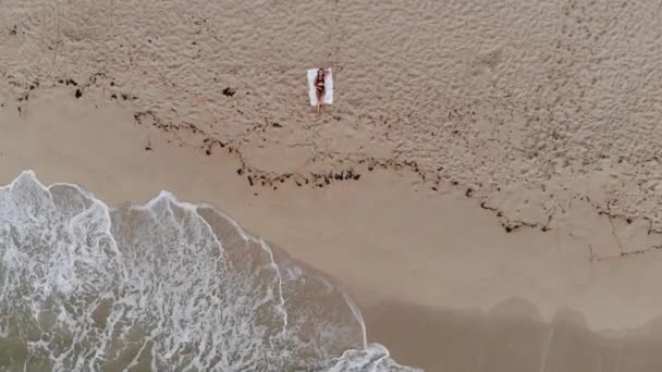 Filles sexy sur la plage - vue du haut vers le bas à partir d'un drone - séquences aériennes de drone 