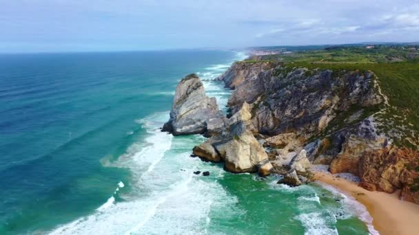 飞越葡萄牙美妙的海岸 空中无人驾驶飞机镜头 — 图库视频影像