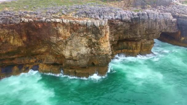 Portekiz Deki Boca Inferno Kayalık Sahillerindeki Vahşi Turkuaz Okyanus Suları — Stok video