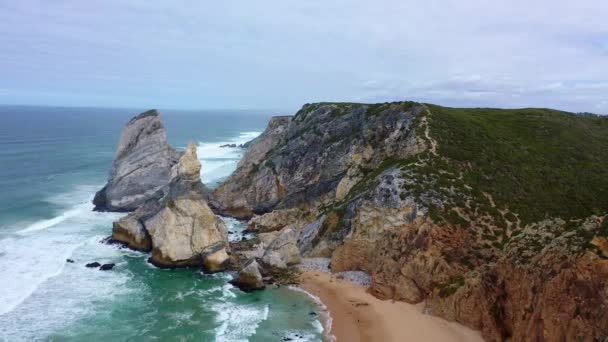 大西洋のポルトガルの素晴らしい岩の海岸 航空機のドローン映像 — ストック動画