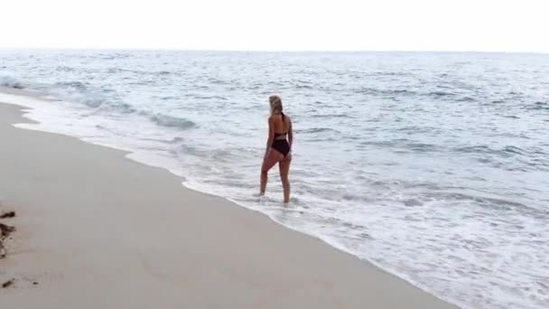 Schritte Sand Sexy Mädchen Strand Drohnenaufnahmen Aus Der Luft — Stockvideo