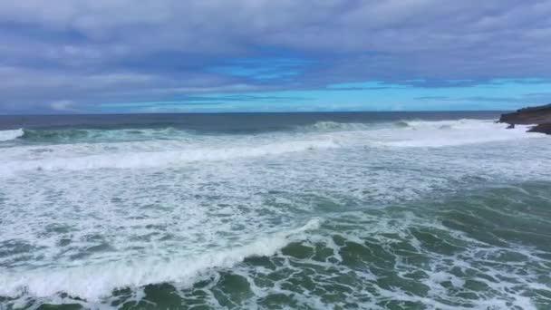 Dzika Woda Oceaniczna Atlantyckim Wybrzeżu Portugalii Zdjęcia Dronów Lotniczych — Wideo stockowe