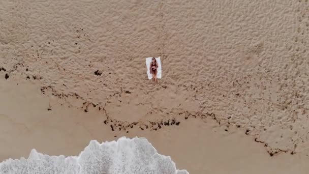 Ragazze Sexy Sulla Spiaggia Vista Dall Alto Verso Basso Drone — Video Stock