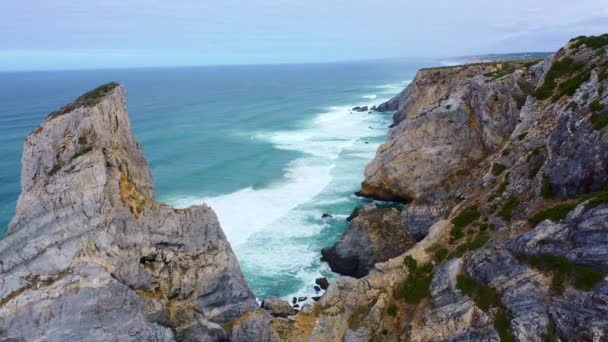 Verbazingwekkende Rotskust Van Portugal Aan Atlantische Oceaan Luchtfoto Drone Beelden — Stockvideo