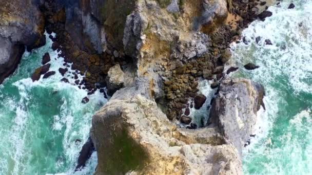 Vol au-dessus de la merveilleuse côte portugaise - images aériennes de drones 