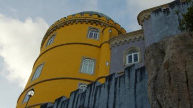 Sintra 'daki Pena Ulusal Sarayı' nın renkli binaları - seyahat görüntüleri