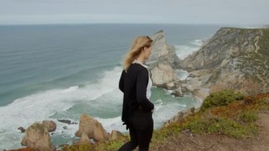 Cabo da Roca Sintra Doğal Parkı 'ndaki genç kadın. Seyahat görüntüleri.