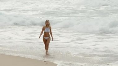 Plajda yaz tatili - tipik manzara - seyahat görüntüleri