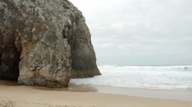 Portekiz 'in Atlantik Okyanusu kıyısındaki güzel Adraga Sahili - seyahat görüntüleri