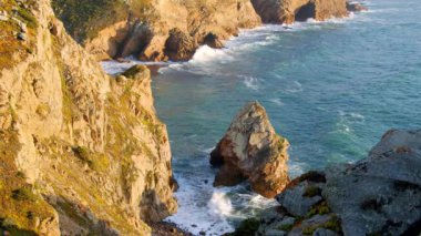 Cape Roca - Portekiz 'in ünlü Cabo da Roca sahili gün batımında - seyahat görüntüleri