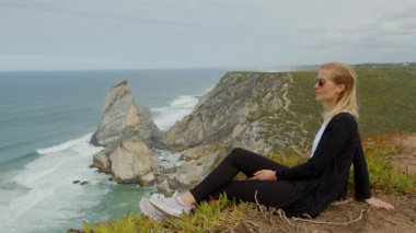 Portekiz 'de Cabo da Roca sahilinde oturuyor. Seyahat görüntüleri.