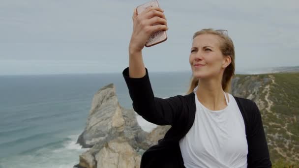 Νεαρή Γυναίκα Βγάζει Selfies Στο Ursa Beach Στο Cape Roca — Αρχείο Βίντεο