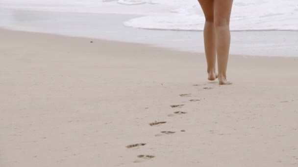 沙滩上的脚印 典型的海滩风景 旅行镜头 — 图库视频影像