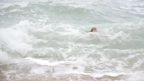 Σέξι Γυναίκα Μπικίνι Χαλαρώνει Μια Αμμώδη Παραλία Στον Ωκεανό Ταξιδιωτικό — Αρχείο Βίντεο
