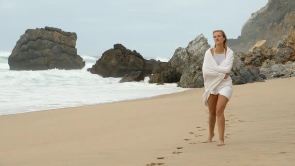 Spaziergang Sandstrand Meer Junge Frau Sommerurlaub Reise Filmmaterial — Stockvideo