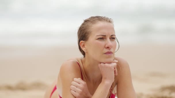 Sexy Woman Bikini Relaxes Sandy Beach Ocean Travel Footage — Stock Video