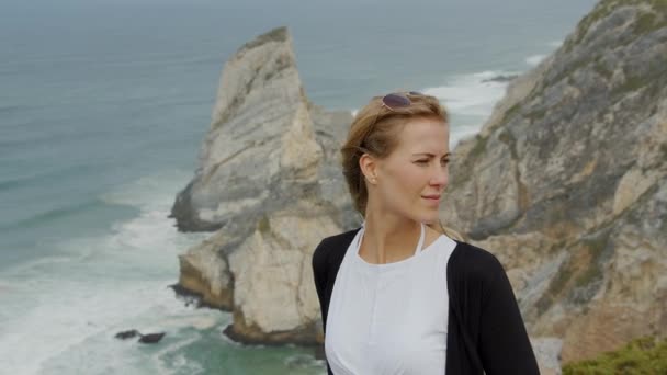 Όμορφη Γυναίκα Χαλαρώνει Στο Cabo Roca Στην Πορτογαλία Sintra Natural — Αρχείο Βίντεο